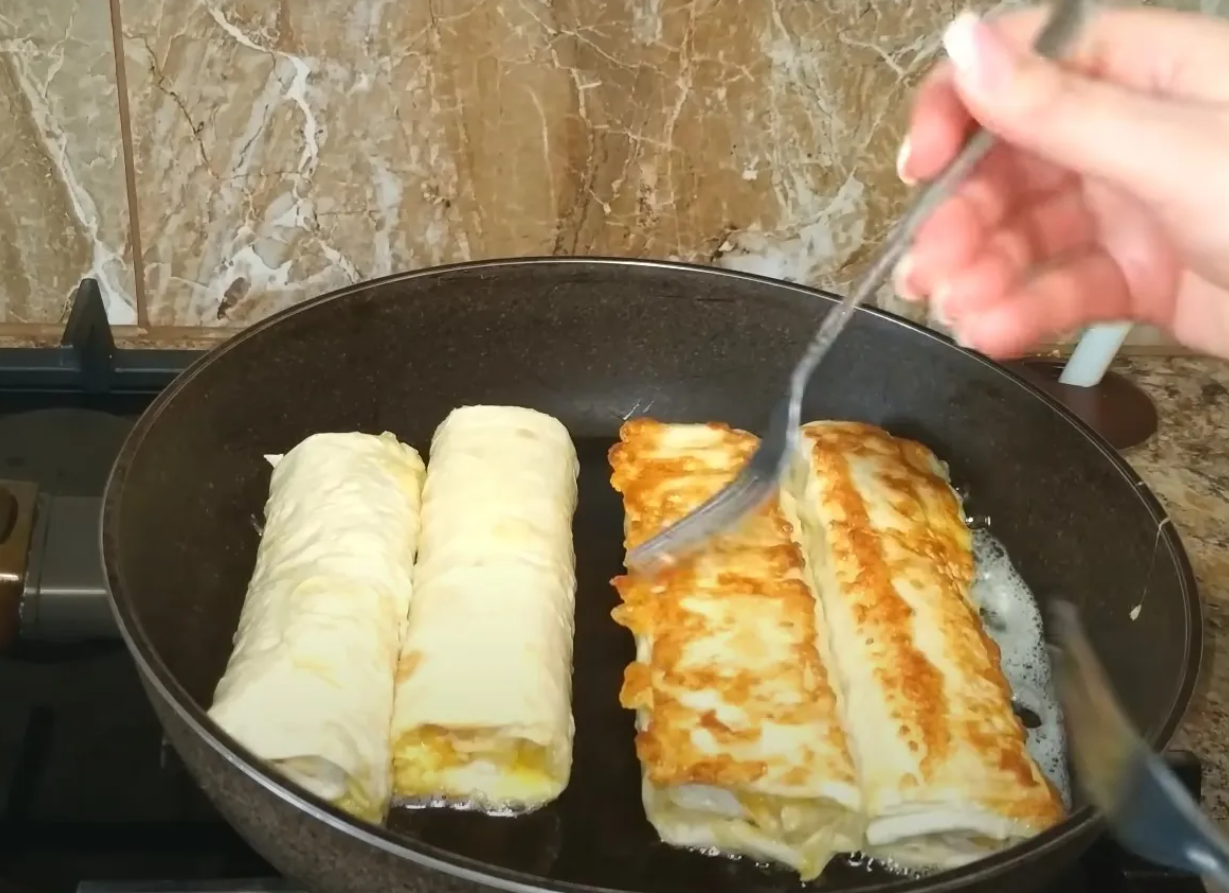 Невероятная вкуснотища из лаваша и фарша: подойдет для завтрака или перекуса